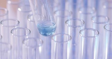 Damlalık laboratuvarda kullanarak yakın çekim