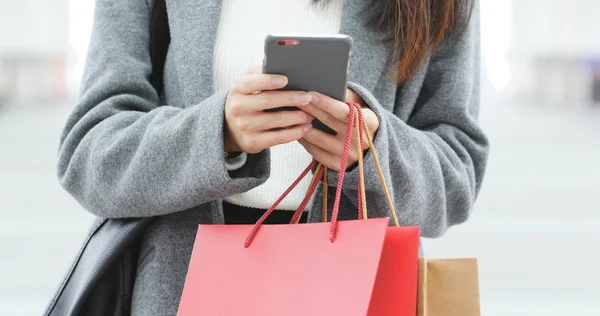 Shopping Kvinna Håller Papperspåsar Och Använder Mobiltelefon — Stockfoto