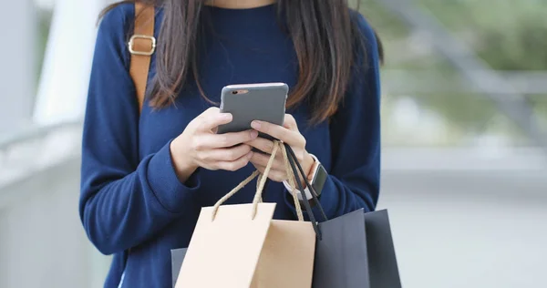 Mulher Usando Celular Detém Sacos Compras — Fotografia de Stock