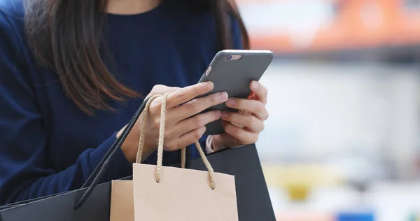 Mulher Usando Smartphone Livre Com Segurando Sacos Compras — Fotografia de Stock