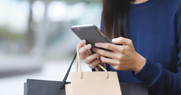 Mulher Segurando Sacos Compras Com Telefone Celular — Fotografia de Stock