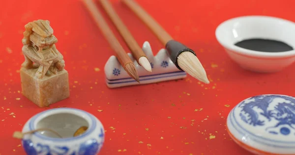 Mergulhando Tinta Preta Para Escrever Caligrafia Chinesa Para Ano Novo — Fotografia de Stock