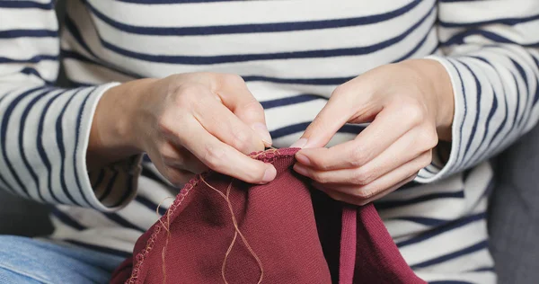 Vrouw Sews Met Een Naald Draad — Stockfoto