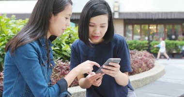 Smartphone birlikte açık kullanan arkadaşlar 