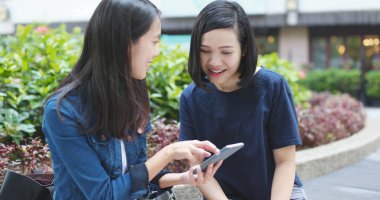 Birlikte cep telefonu kullanan arkadaşlar 