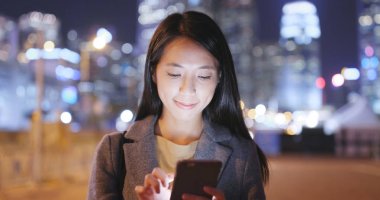 Cep telefonuyla şehirde geceleri işkadını 