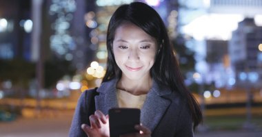 Cep telefonuyla şehirde geceleri işkadını 