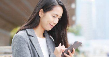 Şehirde cep telefonu kullanan kadın 