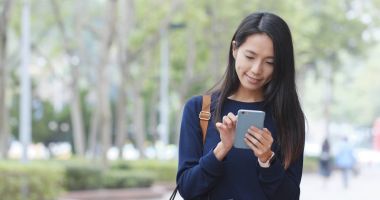 cep telefonu açık, kullanan kadın 