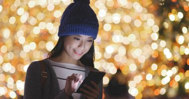 Bokeh arka plan üzerinde cep telefonu kullanan kadın 