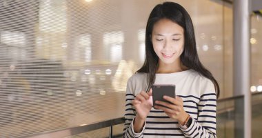 şehirde cep telefonu kullanan kadın 