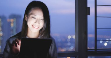 Evde tablet bilgisayarda izlerken kadın 