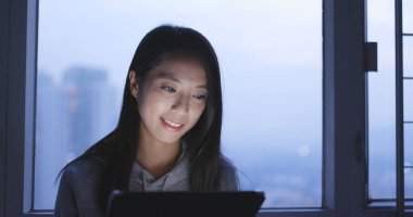 Evde tablet bilgisayarda çalışan kadın 