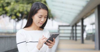 Kadın bak cep telefonu açık 