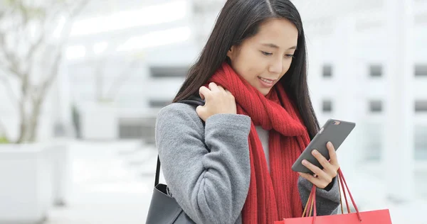 Kobieta Trzyma Workow Przy Użyciu Telefonu Komórkowego Mieście Zakupy — Zdjęcie stockowe