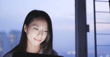 evde tablet bilgisayar kullanan kadın 