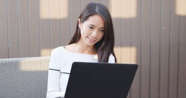 vrouw met behulp van zakboekje computer 