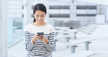 Smartphone, açık kullanan kadın 