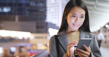 Geceleri Hong Kong Smartphone kullanarak iş kadını 