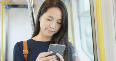 Trende cep telefonu kullanan kadın 