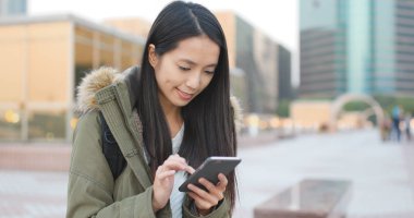 Şehir bilgilerini kontrol için akıllı telefon kullanan kadın seyahat 