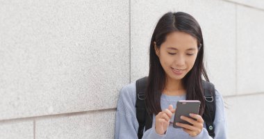 Tablet bilgisayar kullanan genç bir kadın 