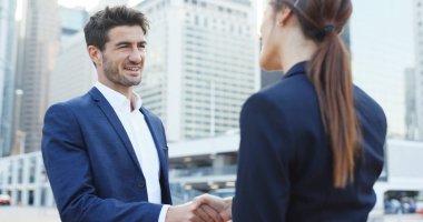 İş adamları tebrik, el sallayarak için şirket anlaşma ve dış office Birbirinizle konuşmak 