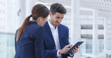 İş adamları tablet birlikte kullanma 