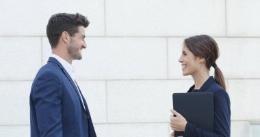 İş insanlar tartışma building yakınındaki