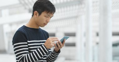 Şehirde cep telefonu kullanan bir adam 