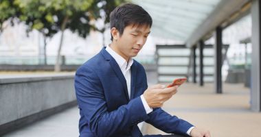 Smartphone, açık kullanarak iş adamı 