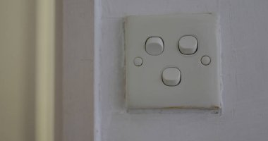 Evde ışıkları anahtarlama 