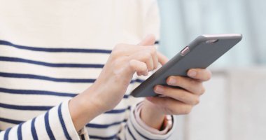 Elinde akıllı telefon kullanan kadın