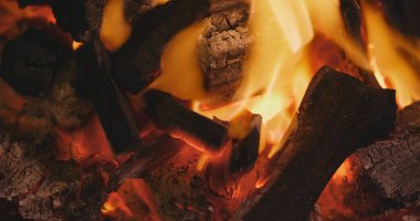 Ateşe kömür burns yakın çekim