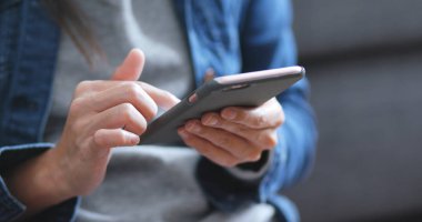 Kadın parmakları cep telefonunuzun dokunmadan 