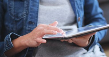 tablet bilgisayar kullanan kadın yakın çekim
