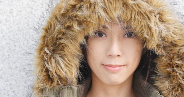 Mulher Usando Casaco Inverno — Fotografia de Stock