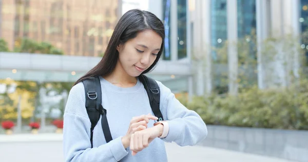 Mulher Usando Relógio Inteligente Livre — Fotografia de Stock
