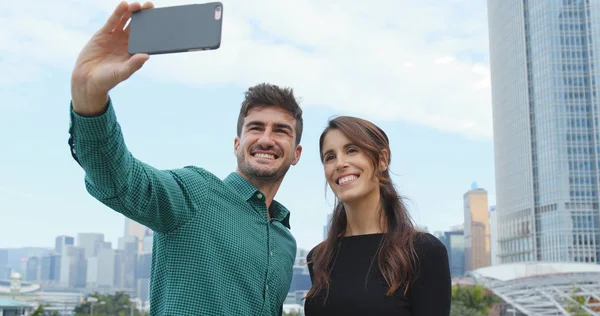 Caucasian Couple Taking Selfie Mobile Phone City — Stock Photo, Image