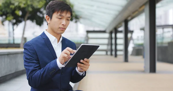 Empresário Usando Computador Tablet — Fotografia de Stock