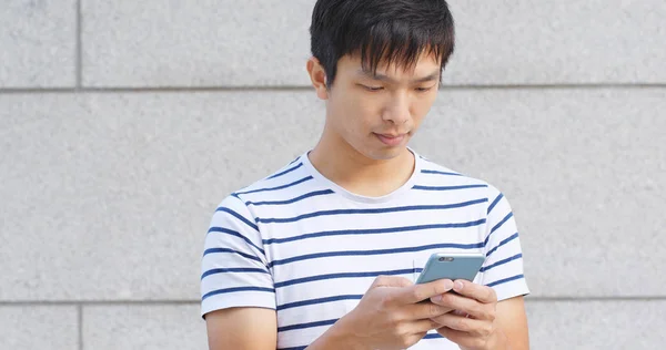 Asiatiska Ung Man Med Mobiltelefon — Stockfoto