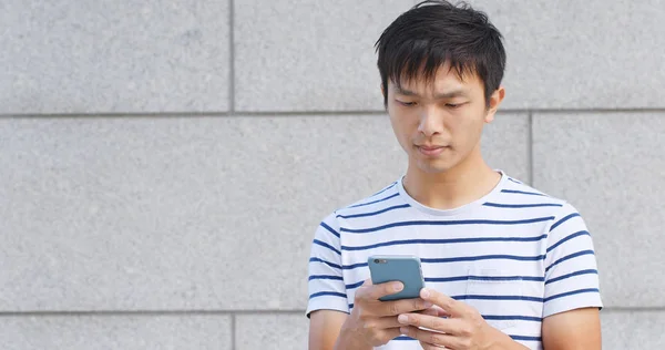 Ung Man Som Använder Mobiltelefon — Stockfoto