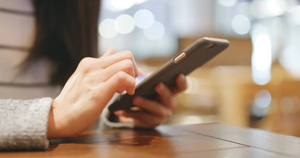 Mujer Usando Smartphone Cafetería —  Fotos de Stock