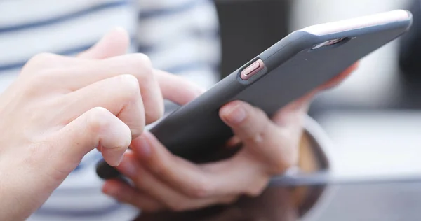 Primer Plano Mujer Usando Teléfono Celular — Foto de Stock