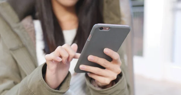 Cep Telefonundan Mesaj Gönderen Kadın — Stok fotoğraf