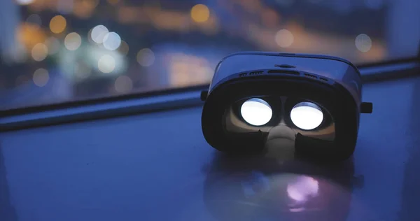 Virtual Reality Gerät Mit Dem Hintergrund Der Stadt Der Nacht — Stockfoto