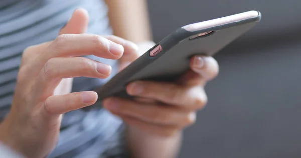 Vrouw Die Thuis Mobiele Telefoon Gebruikt — Stockfoto