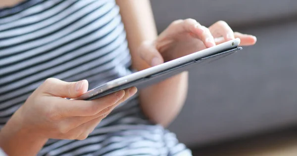 Frau Benutzt Digitalen Tablet Computer — Stockfoto