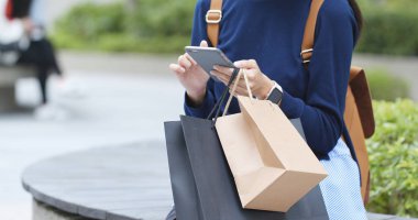 Genç kadın, açık istimal hareket eden telefon 