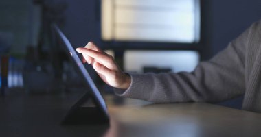 Tablet bilgisayar kullanan kadın 